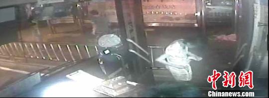 女乘客扔萬元現(xiàn)金稱“不要了”公交司機尋主未果