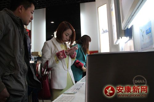 市民正在用手機(jī)進(jìn)行商品報(bào)價(jià)查詢(xún).jpg
