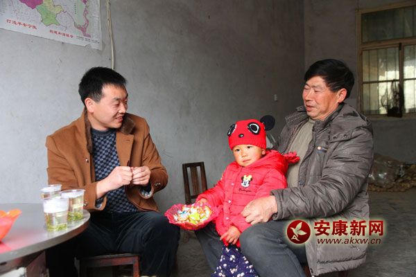 與村干部交談.jpg