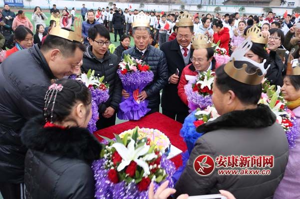 蒲中為12月出生的教師過(guò)集體生日.jpg