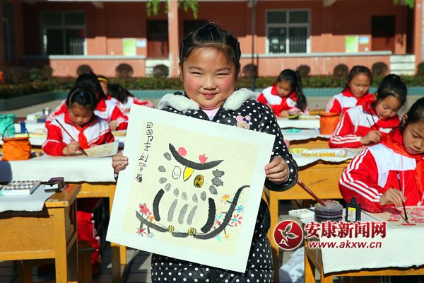 8、一位孩子展示自己的兒童水墨畫.jpg