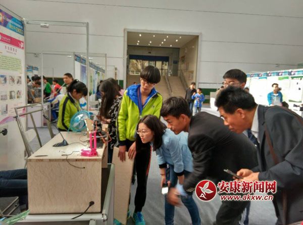 學生比賽現(xiàn)場展示.jpg