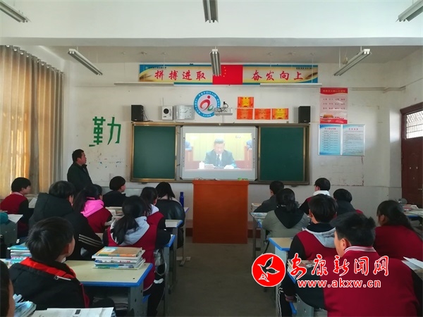 學(xué)生利用電子白板觀看 (2).jpg