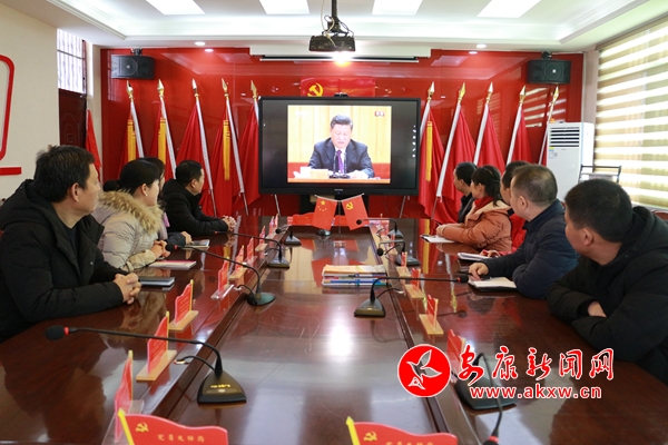 12月18日,慶祝改革開放40周年大會(huì)在北京隆重舉行。漢陰縣城關(guān)一小黨員教師積極觀看大會(huì)直播,認(rèn)真聆聽習(xí)近平主席講話內(nèi)容