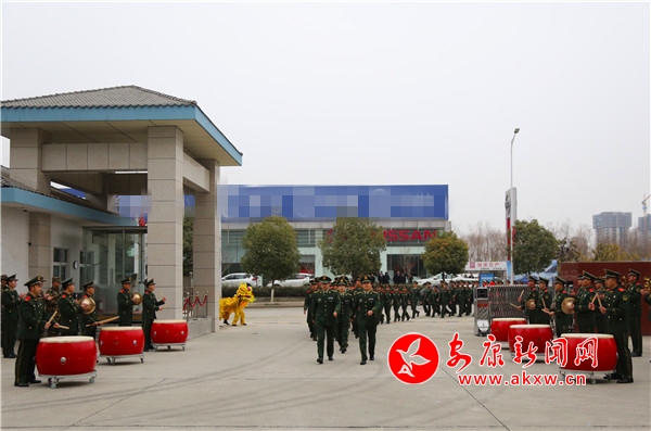 圖1 列隊歡迎。.JPG