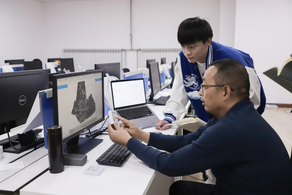 安陽(yáng)師范學(xué)院甲骨文信息處理教育部重點(diǎn)實(shí)驗(yàn)室,劉永革正在給學(xué)生講甲骨文。受訪者供圖