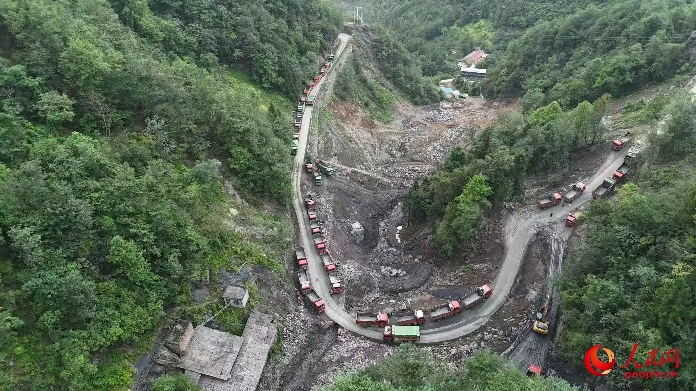 清運(yùn)礦渣的卡車停在工區(qū)。受訪者供圖