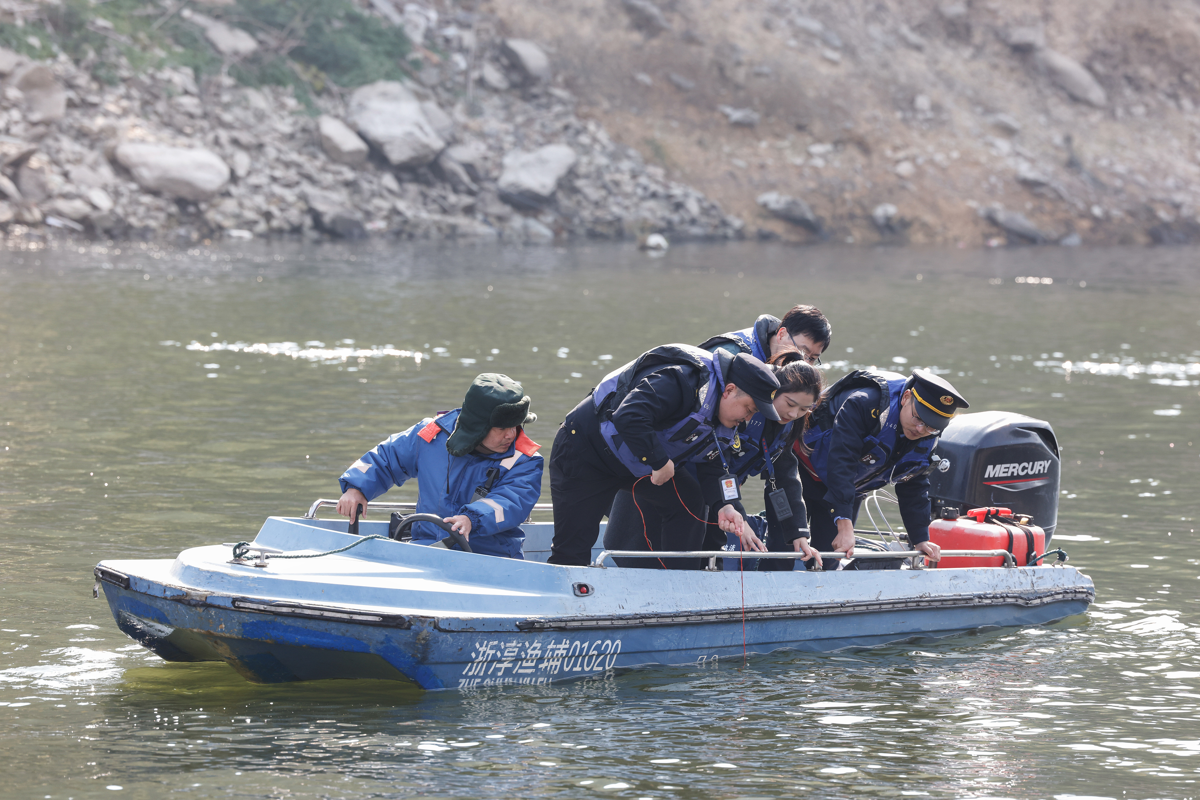 2025年12月4日，浙江杭州淳安縣與安徽黃山歙縣紀檢監(jiān)察干部及綜合行政執(zhí)法人員對浙皖交界的新安江鳩坑口水域進行常態(tài)化巡河，共同保護漁業(yè)資源和水域生態(tài)環(huán)境。