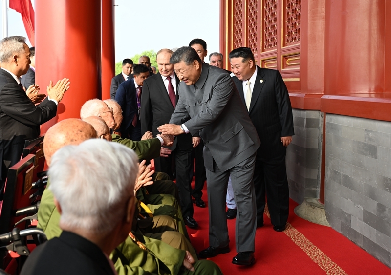 2025年9月3日，習近平總書記同抗戰老戰士老同志代表親切握手，向他們表示崇高敬意。