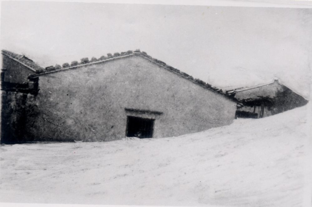 昔日的東山島風沙掩埋部分村民村舍(資料照片)。