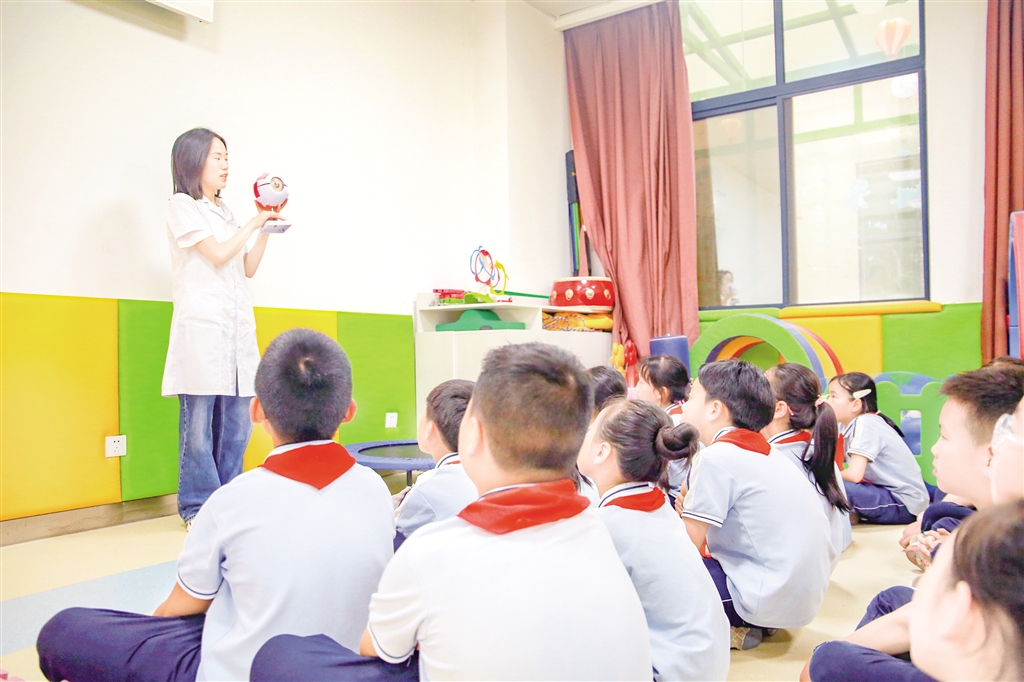 醫生向學生們科普護眼知識