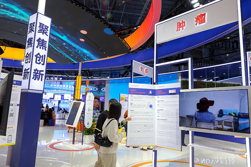 2025年11月9日,上海,第八屆進(jìn)博會(醫(yī)療器械及醫(yī)藥保健展區(qū))。