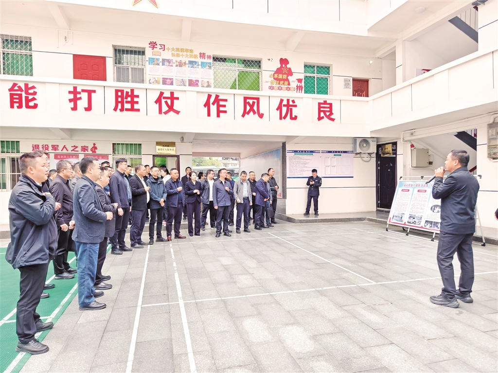 各鎮鎮長和鎮綜合行政執法人員在蒿坪交流學習