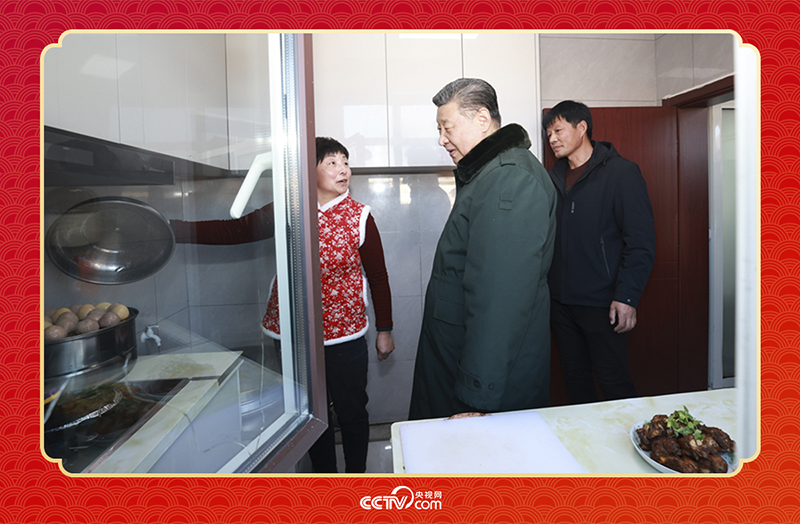 2025年春節前夕，習近平總書記在遼寧葫蘆島市綏中縣明水滿族鄉祝家溝村考察時，走進村民朱西存家看望。