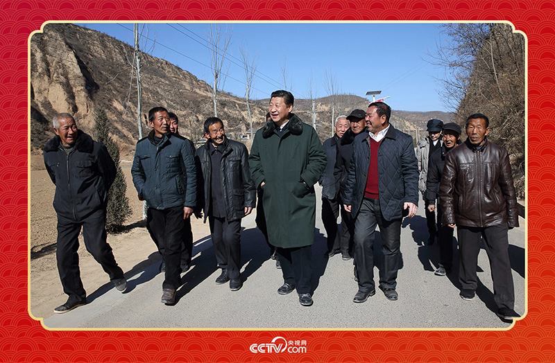 2015年春節前夕，習近平總書記回到陜西延安梁家河村看望鄉親。