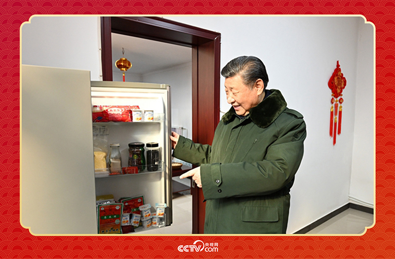 2024年春節前夕，習近平總書記在天津第六埠村考察時，走進村民杜洪剛家看望。