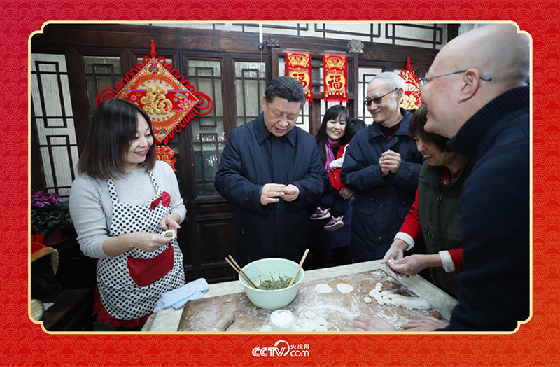2019年春節前夕，習近平總書記來到北京前門東區草廠四條胡同，同朱茂錦一家人包餃子、拉家常。
