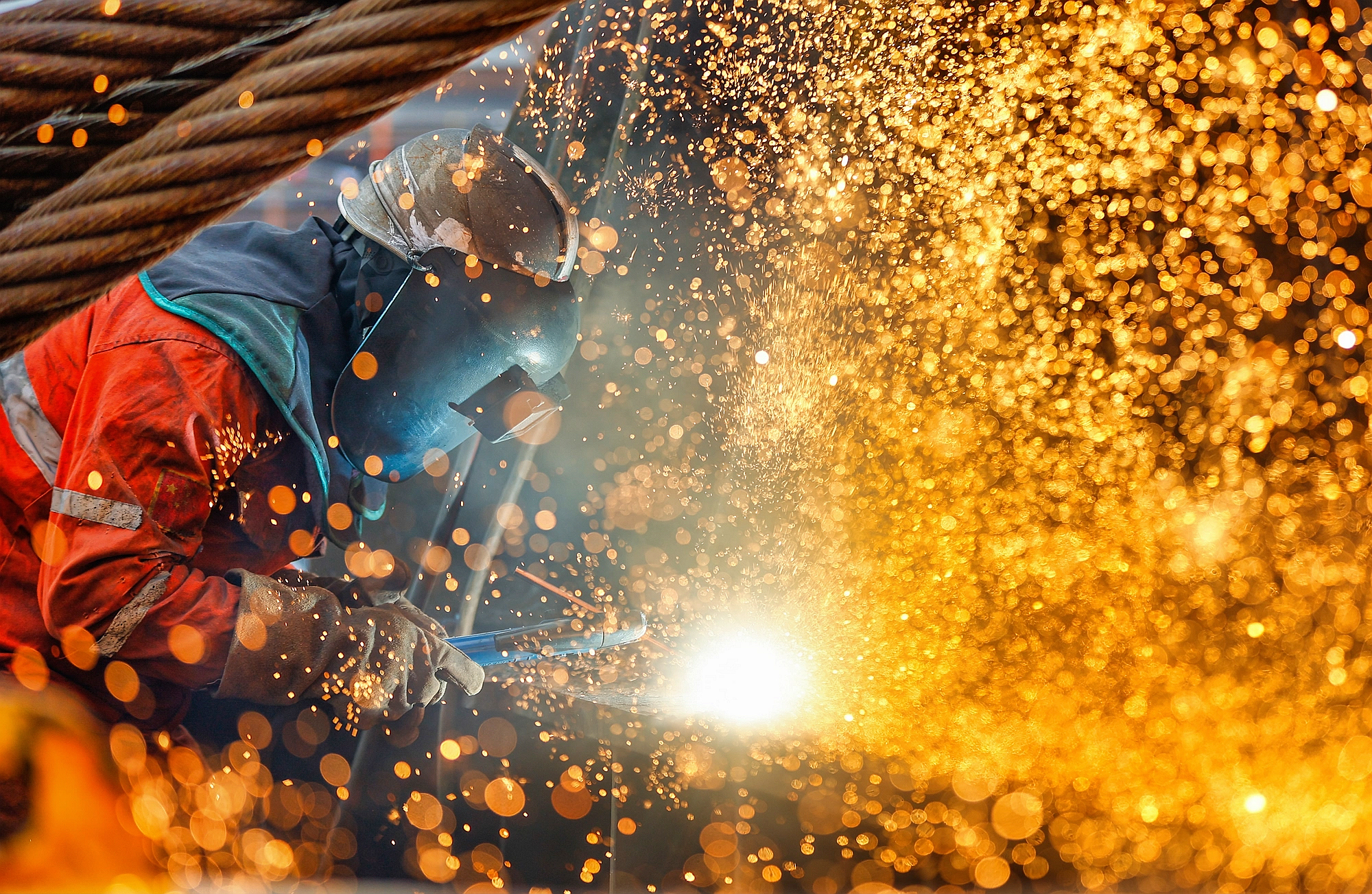 △ 2026年1月29日，在天津市濱海新區，海上油氣平臺建設工人進行現場施工。