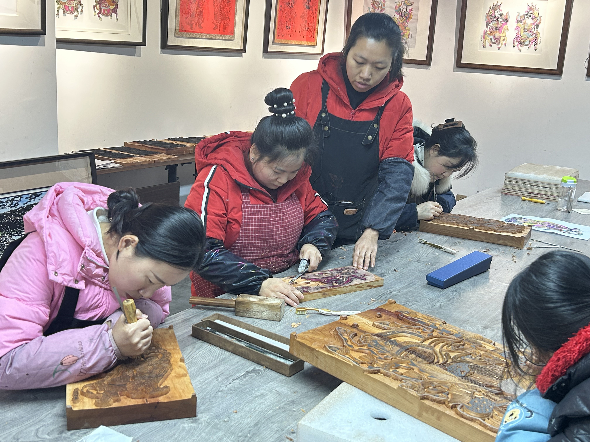 肖昌雙(左三)指導新成員創作。記者 朱潔 攝