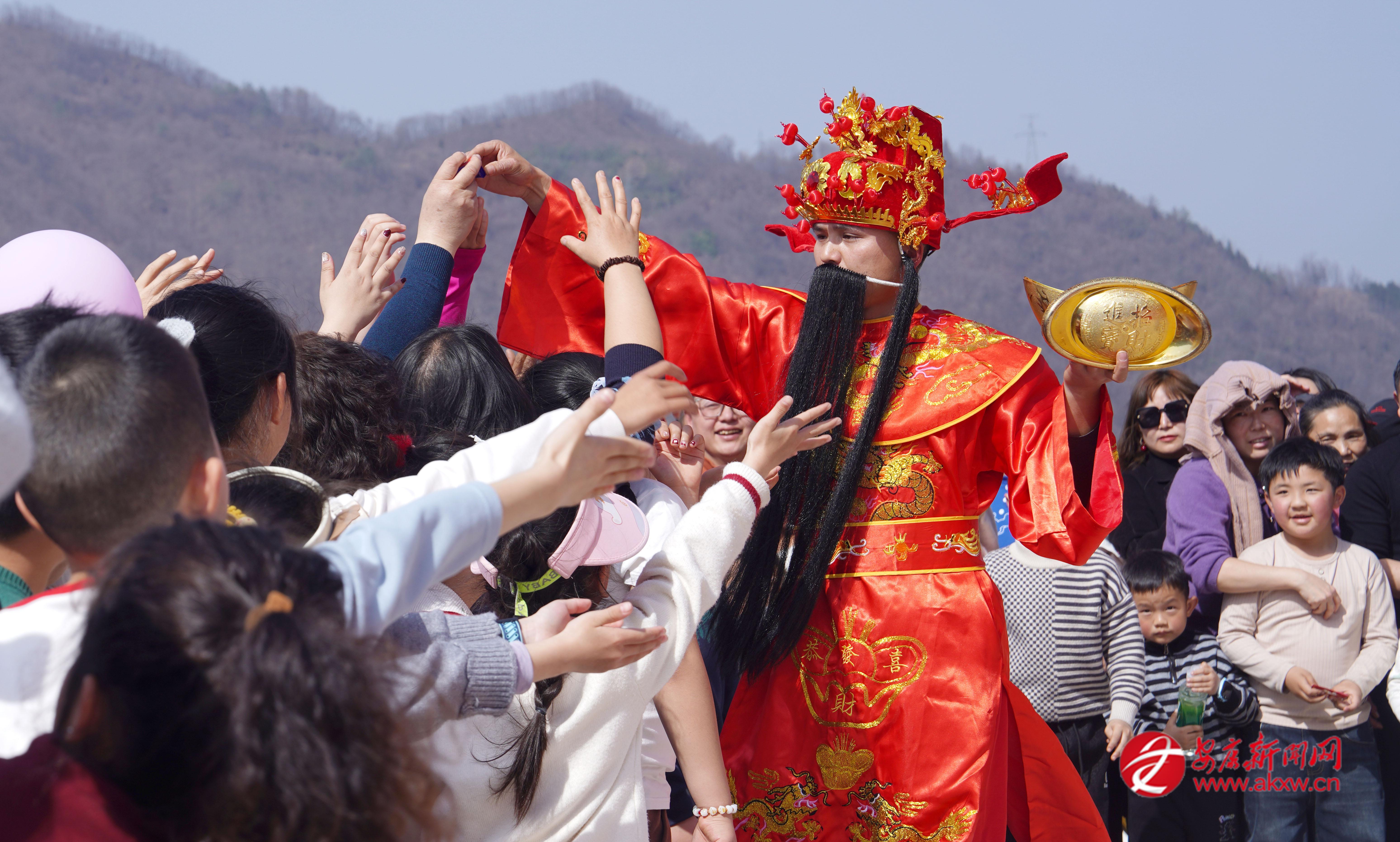 2月21日,寧陜縣子午梅苑景區迎來新春賞花旅游高峰。圖為景區內“子午梅芳·駿馬迎春”系列文化文藝展演活動現場。據悉,景區當日接待游客約2.21萬人次。 楊穩 攝