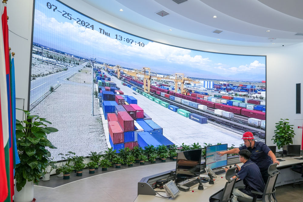 △ 在中哈（連云港）物流合作基地，工作人員通過“中哈物流場站”信息化跟蹤系統(tǒng)查看集裝箱運輸情況（2024年7月25日攝）。